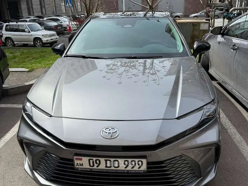 Toyota Camry hybrid 2.5 Xle 2025 — фото 1 из 5