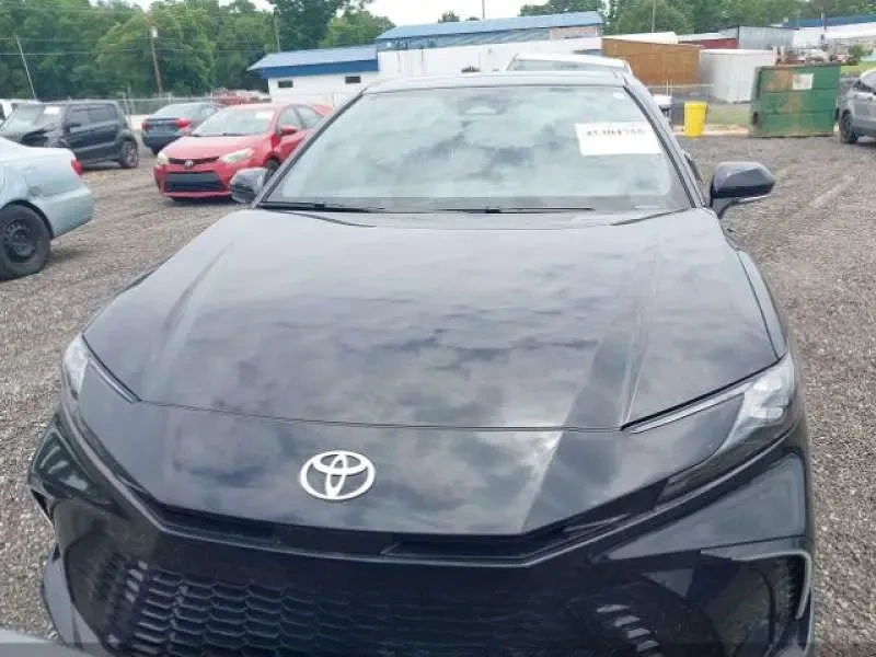 Toyota Camry 2025 — фото 1 из 5