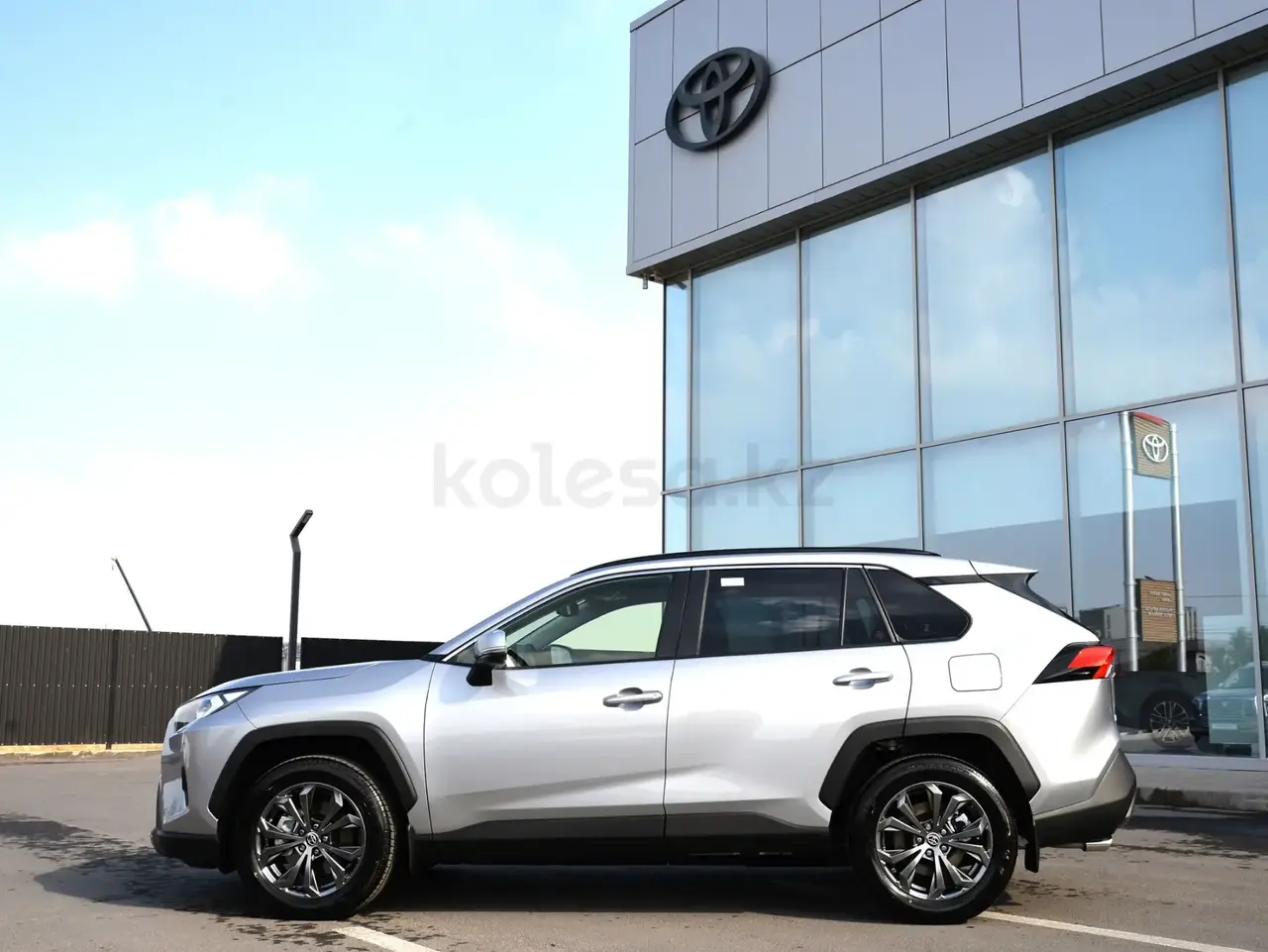 Toyota RAV 4 2025 — фото 1 из 5