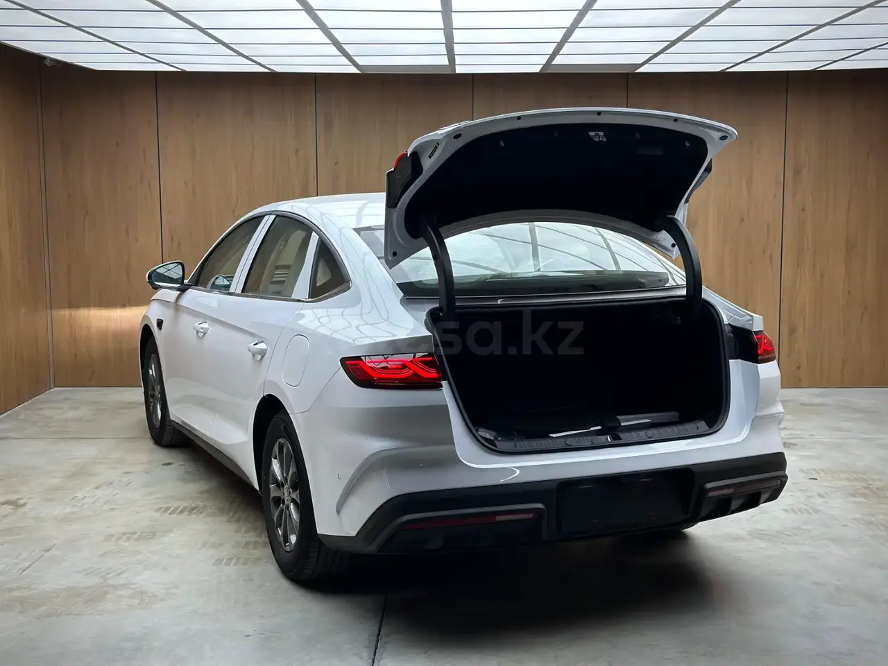 BYD Qin L DM-i 2025 — фото 1 из 5