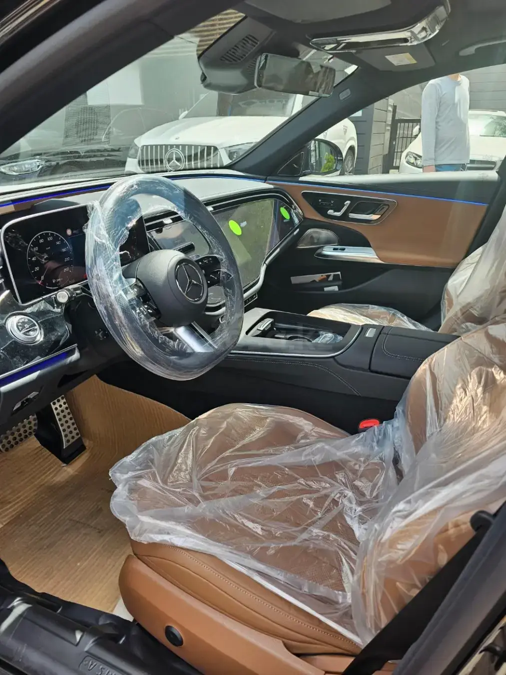 Mercedes-Benz E 300 2025 — фото 1 из 5
