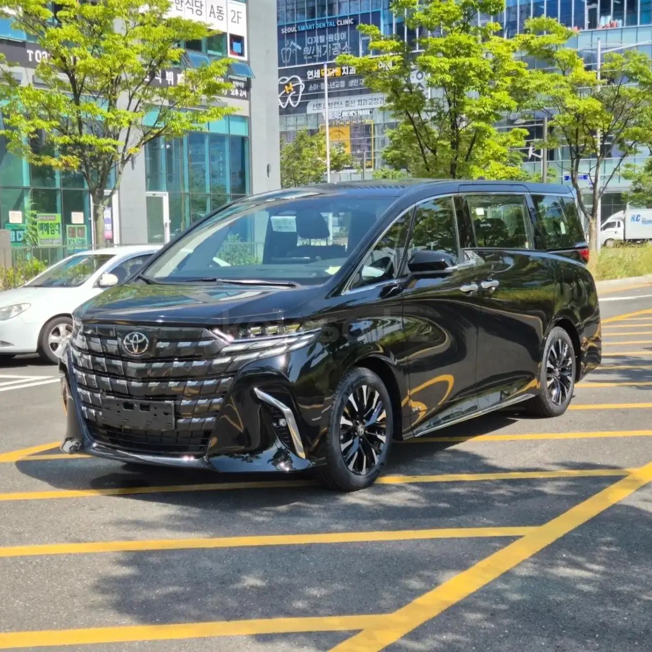 Toyota Alphard 2025 — фото 1 из 5