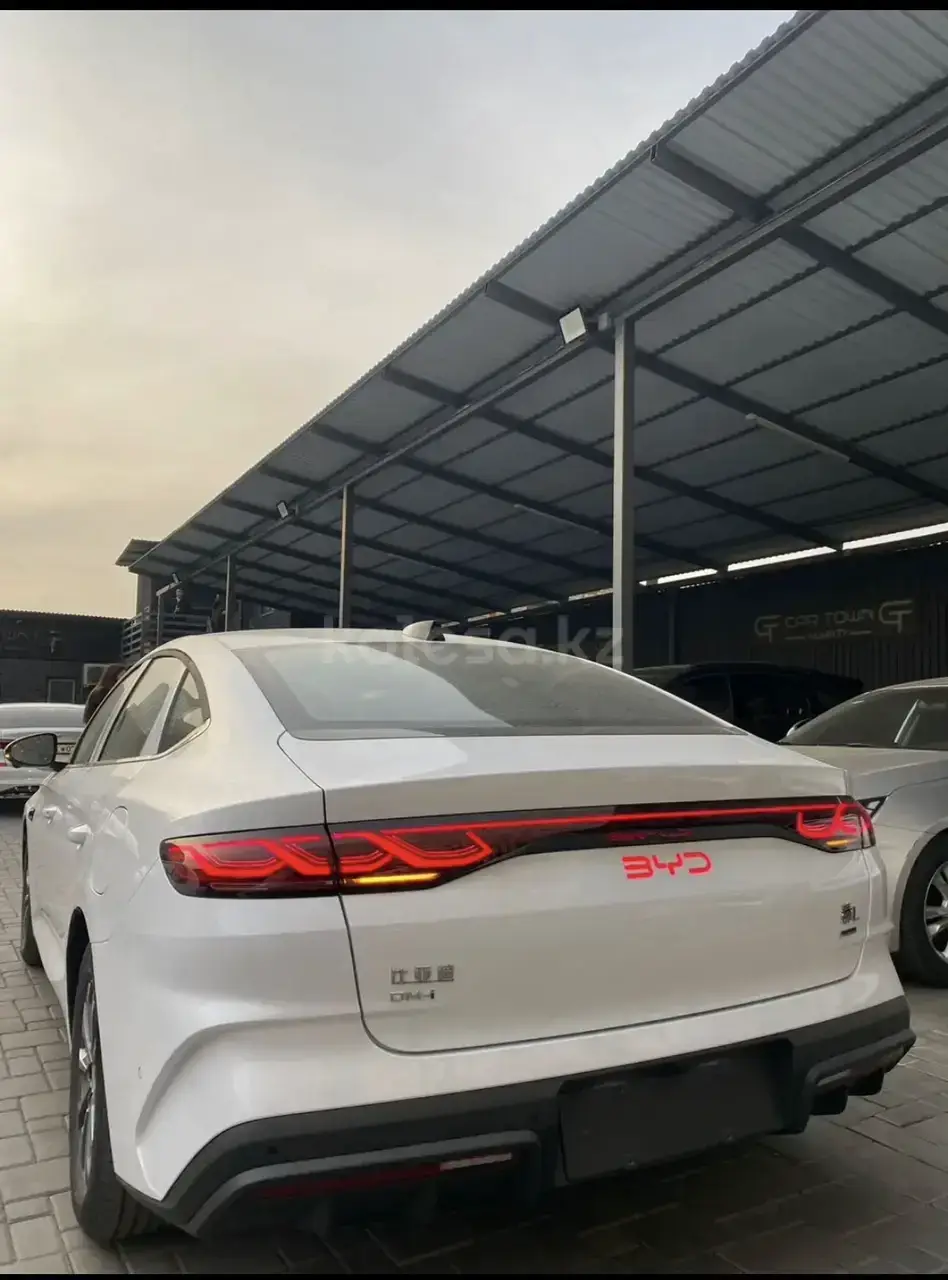 BYD Qin L DM-i 2025 — фото 1 из 2