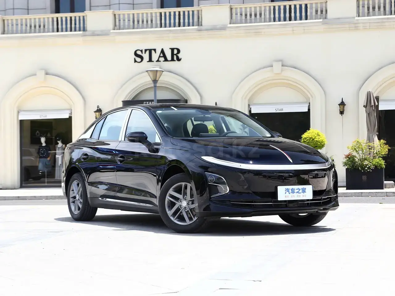 Hongqi E-QM5 2025 — фото 1 из 5