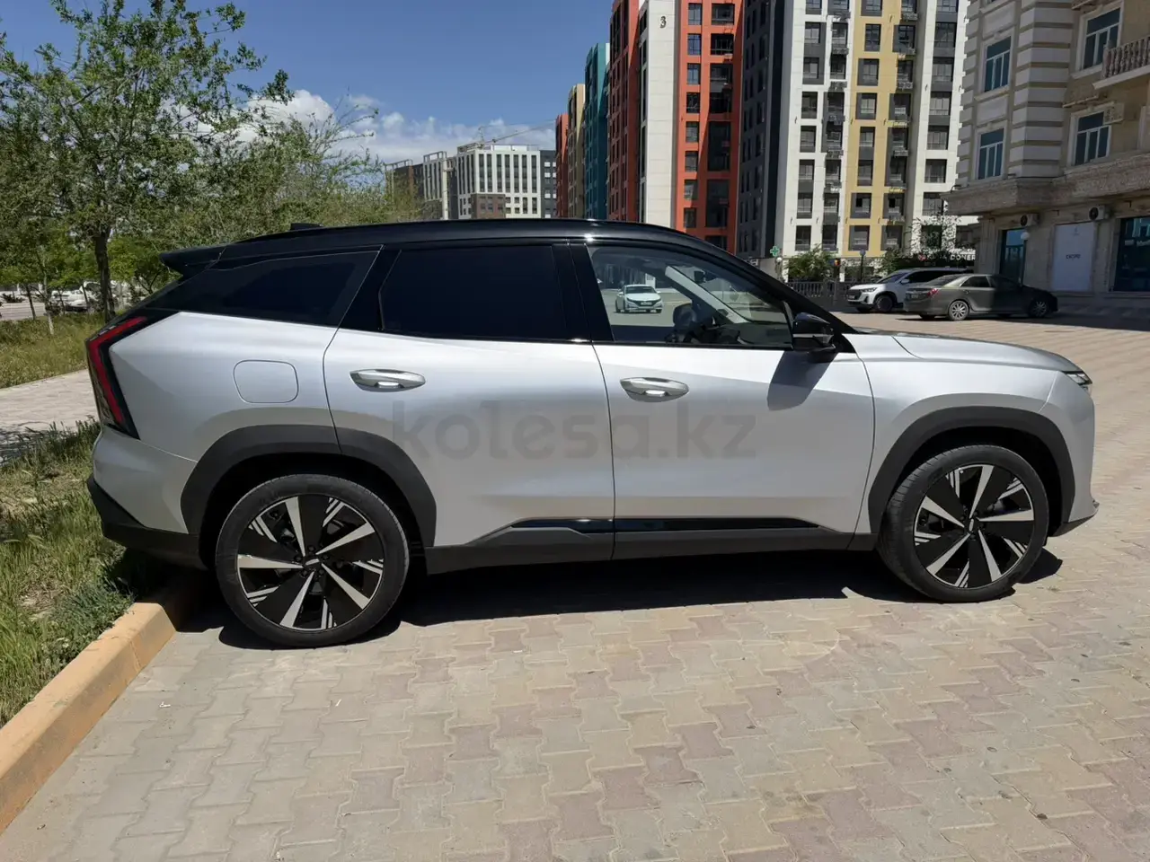 Geely Atlas 2025 — фото 1 из 5