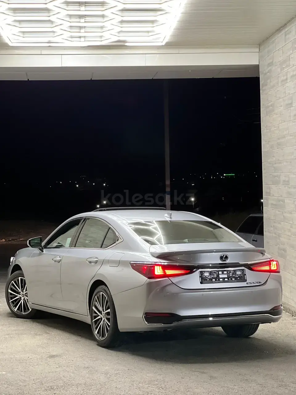 Lexus ES 300h 2026 — фото 1 из 5