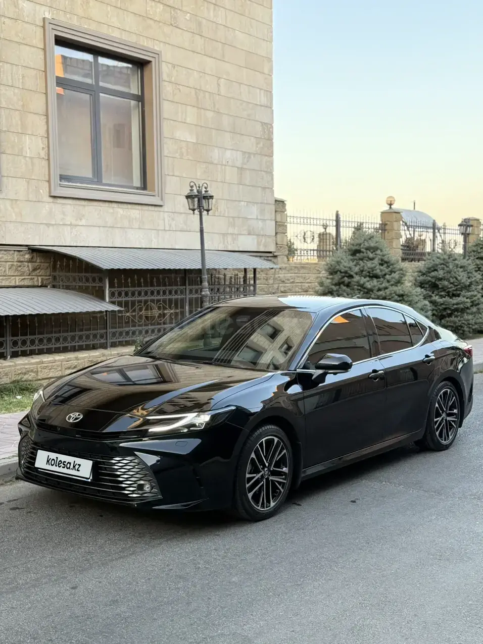 Toyota Camry 2025 — фото 1 из 5