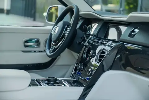 Rolls-Royce Cullinan Black Badge, I 2024 — миниатюра 2