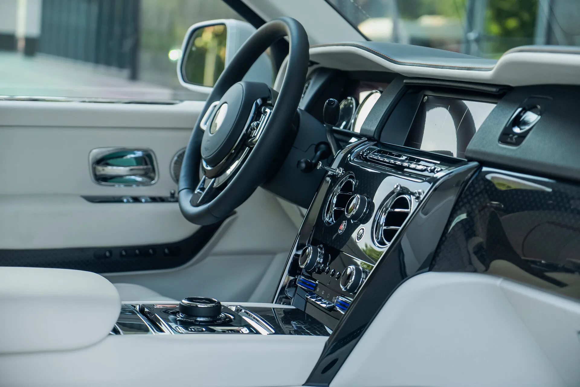 Rolls-Royce Cullinan Black Badge, I 2024 фото 2
