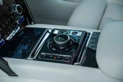 Rolls-Royce Cullinan Black Badge, I 2024 — миниатюра 7