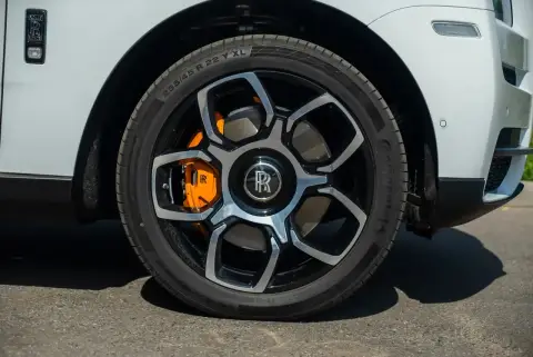 Rolls-Royce Cullinan Black Badge, I 2024 — миниатюра 10