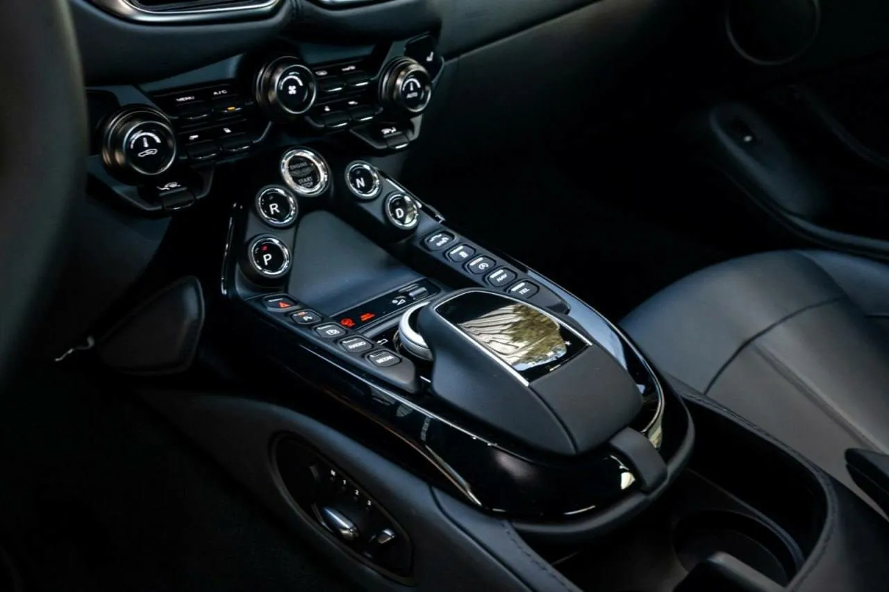 Aston Martin V8 Vantage, Iv 2023 фото 6