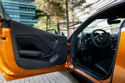 Aston Martin V8 Vantage, Iv 2023 — миниатюра 8