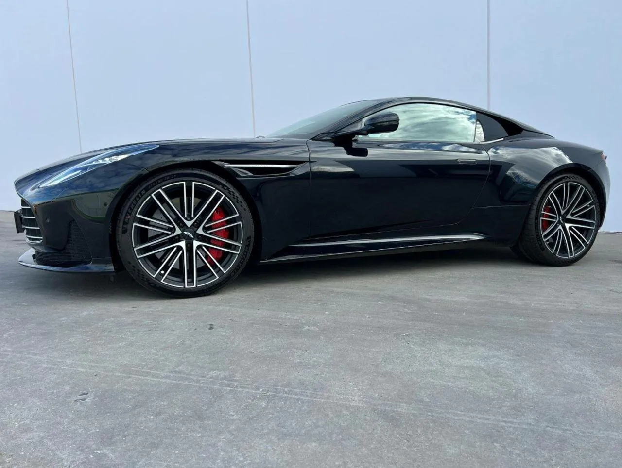 Aston Martin DB12, I 2025 фото 4