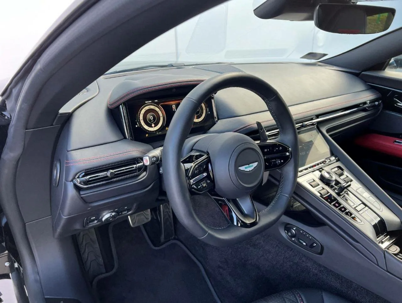 Aston Martin DB12, I 2025 фото 8