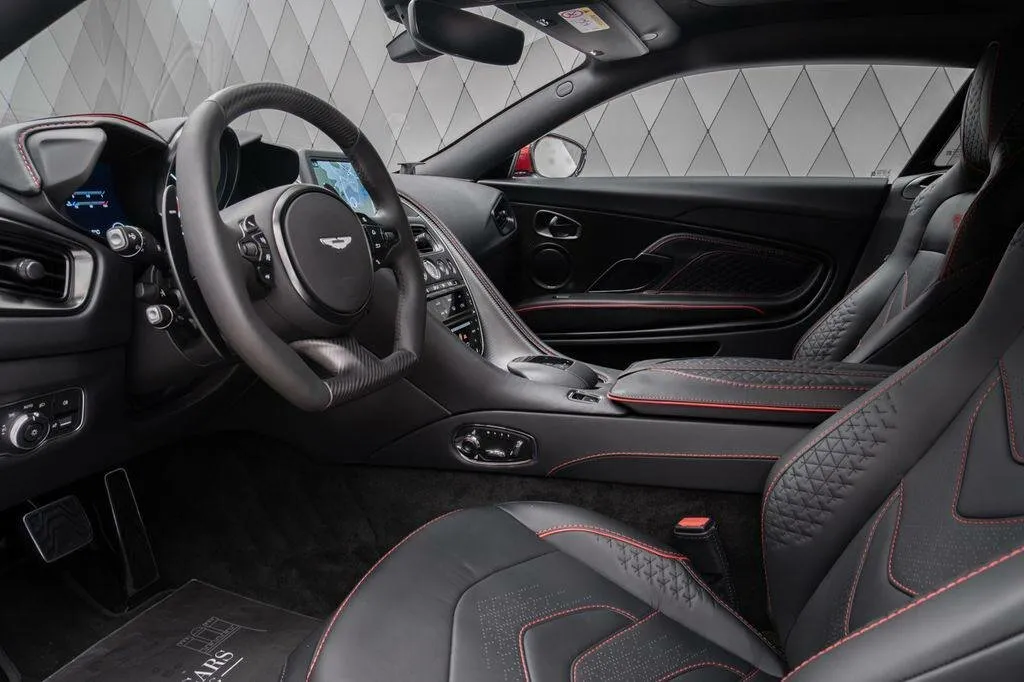 Aston Martin Dbs, Iii 2023 фото 2