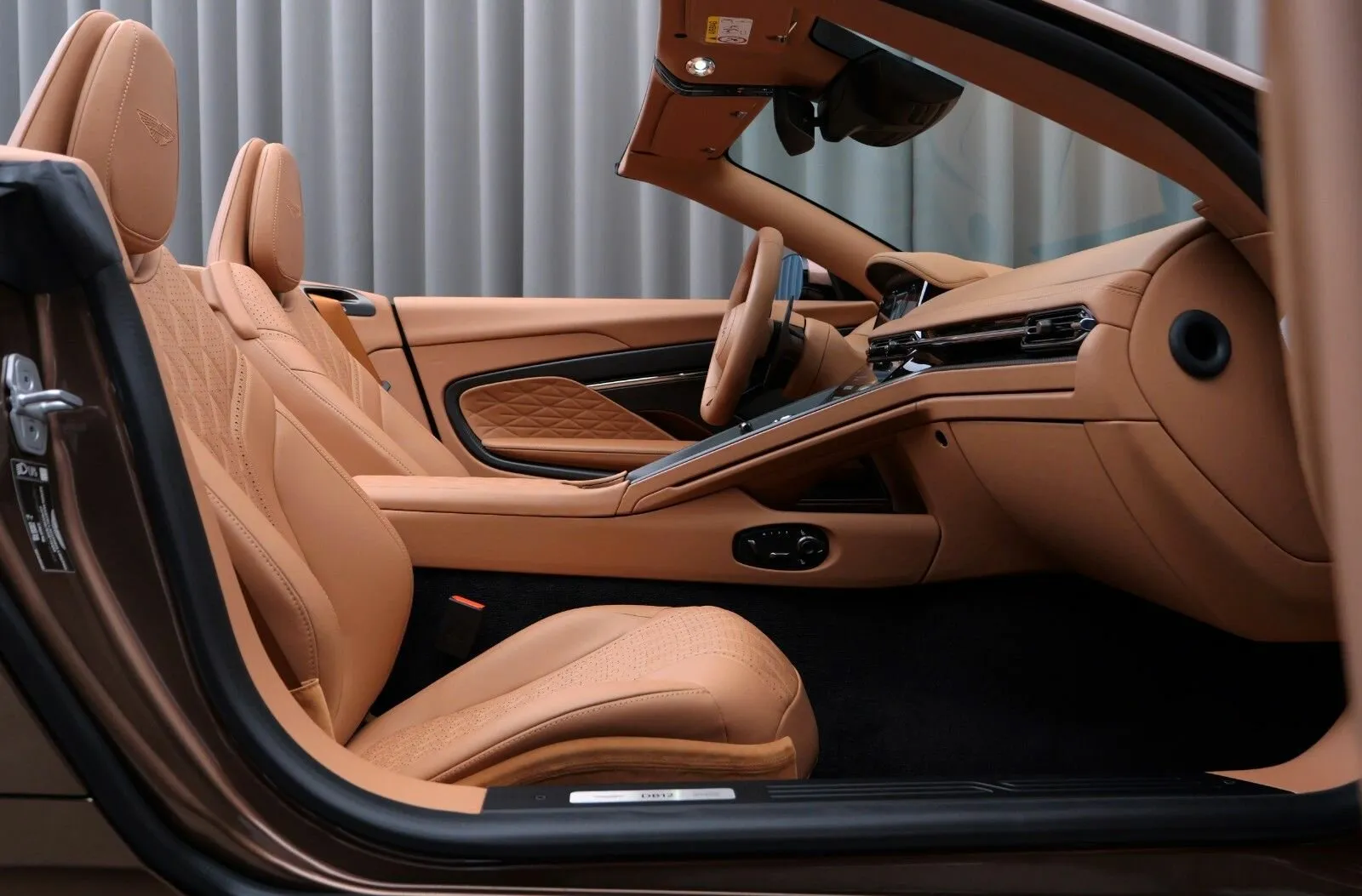 Aston Martin DB12, I 2025 фото 10