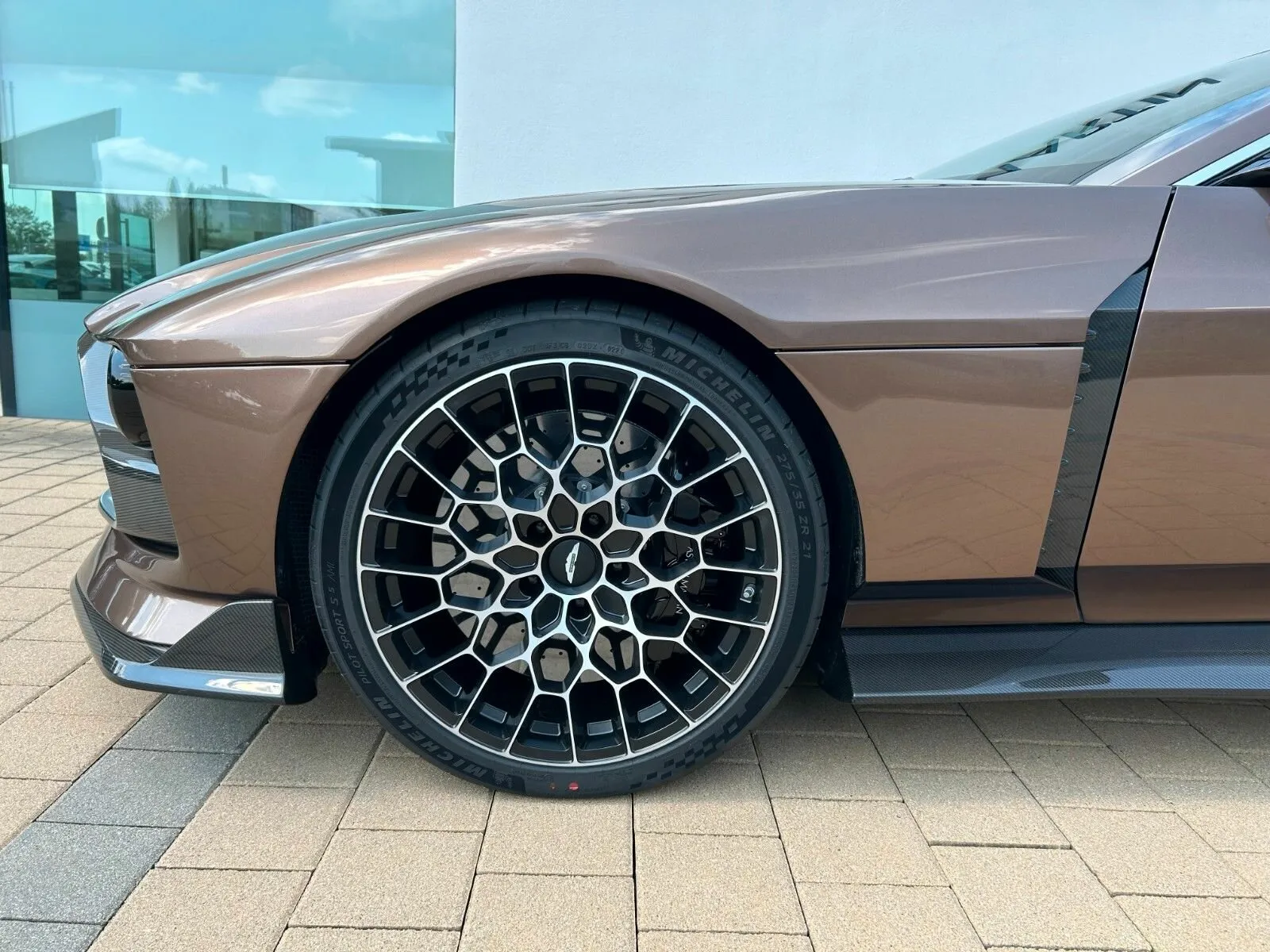 Aston Martin Valour, I 2024 фото 2