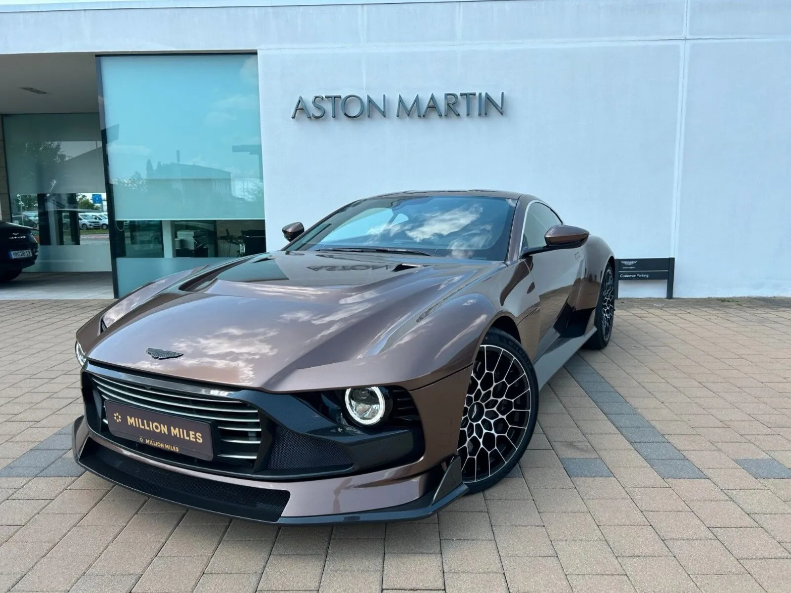 Aston Martin Valour, I 2024 фото 3