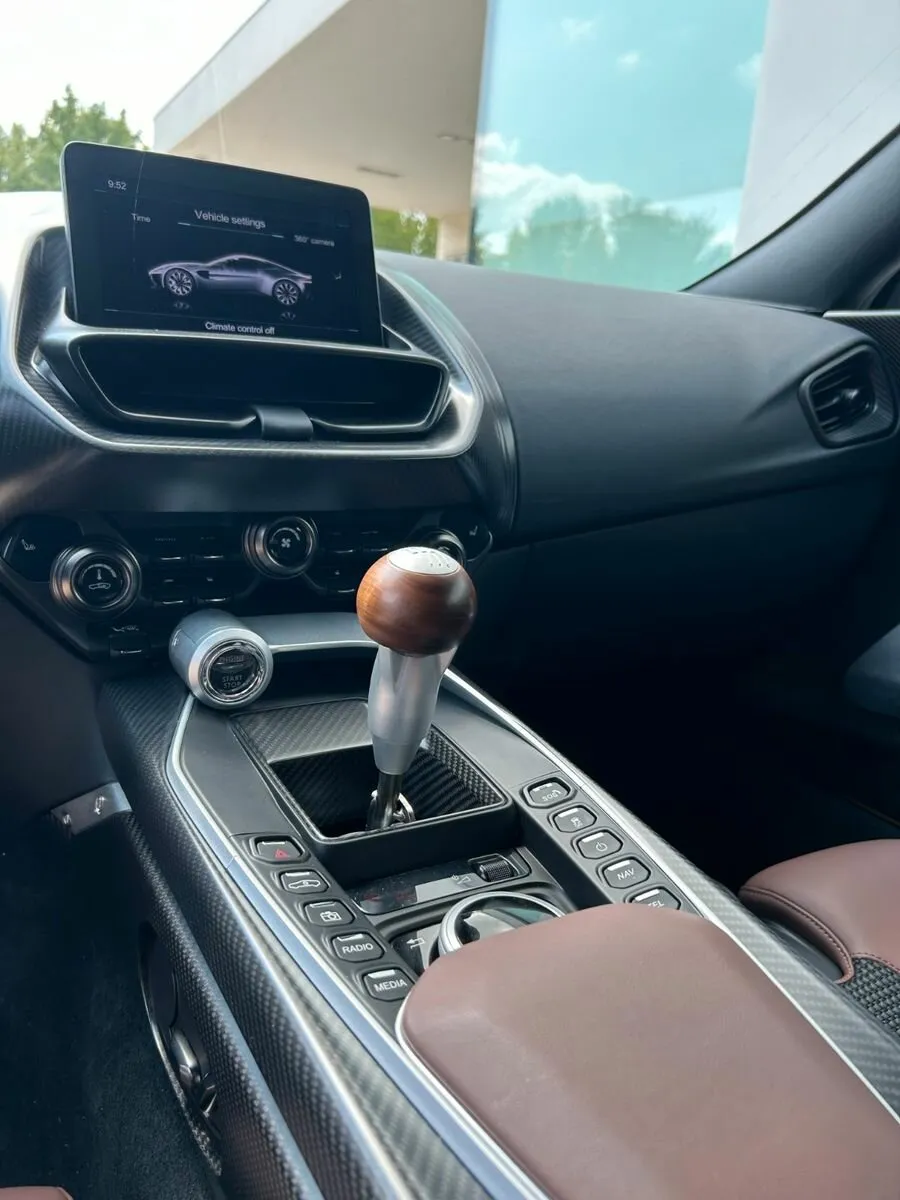 Aston Martin Valour, I 2024 фото 4