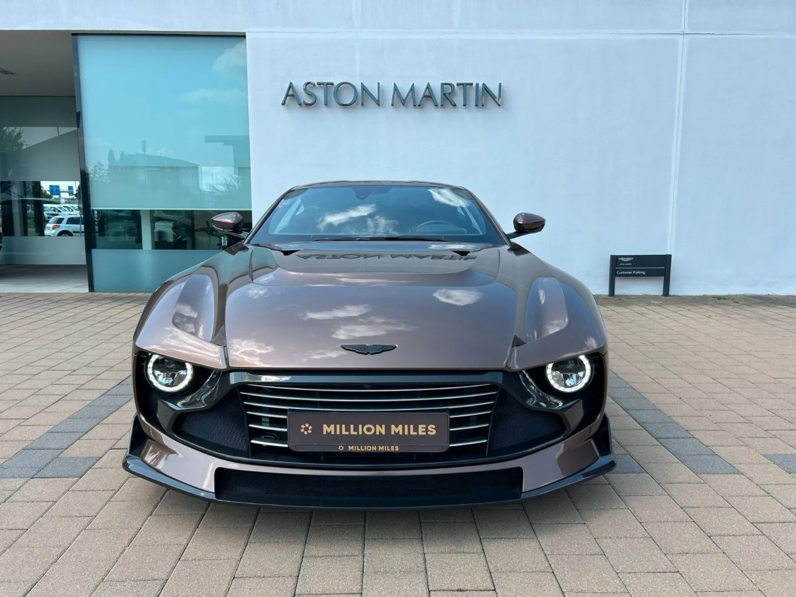 Aston Martin Valour, I 2024 фото 5