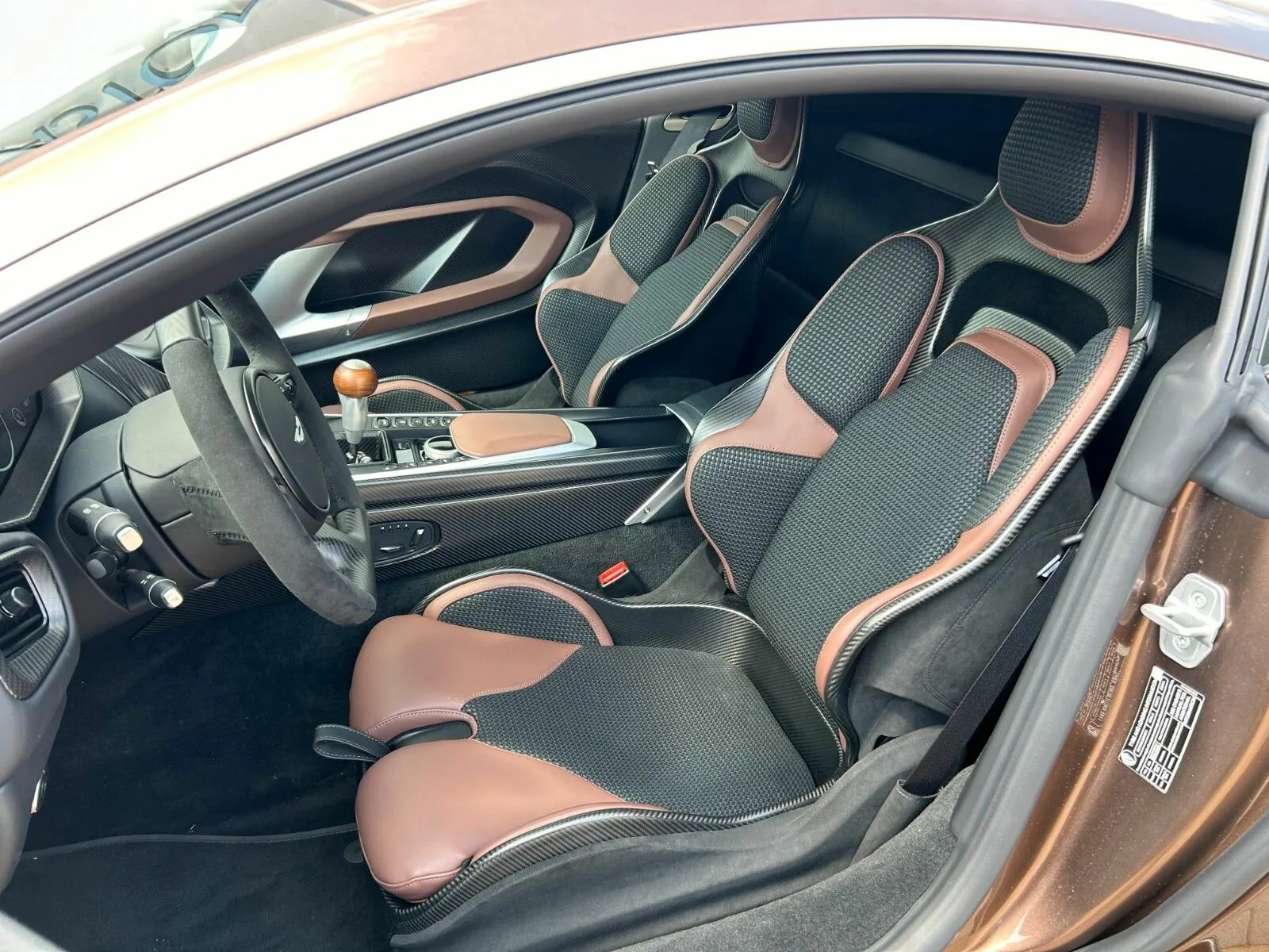 Aston Martin Valour, I 2024 фото 6