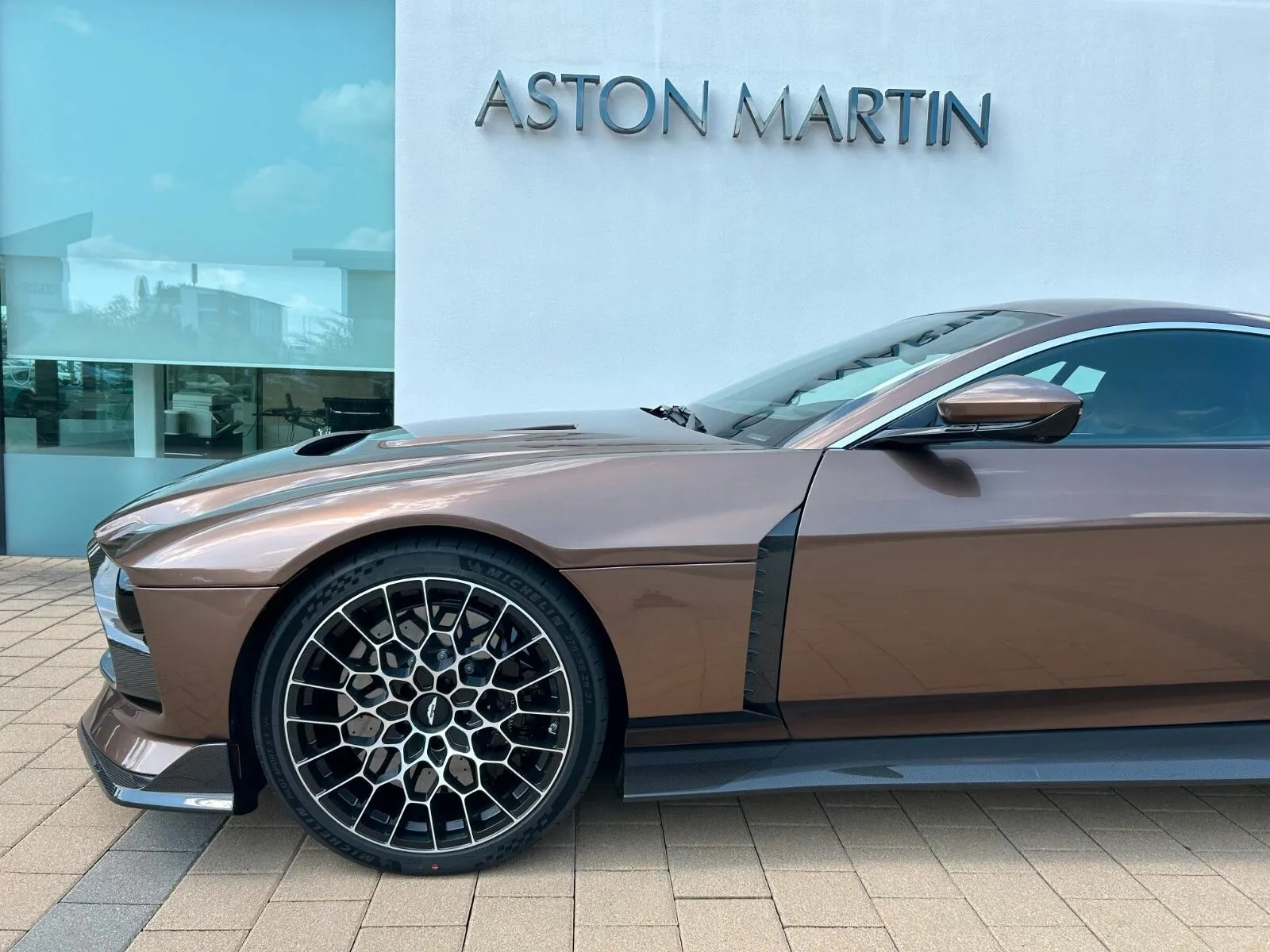 Aston Martin Valour, I 2024 фото 7