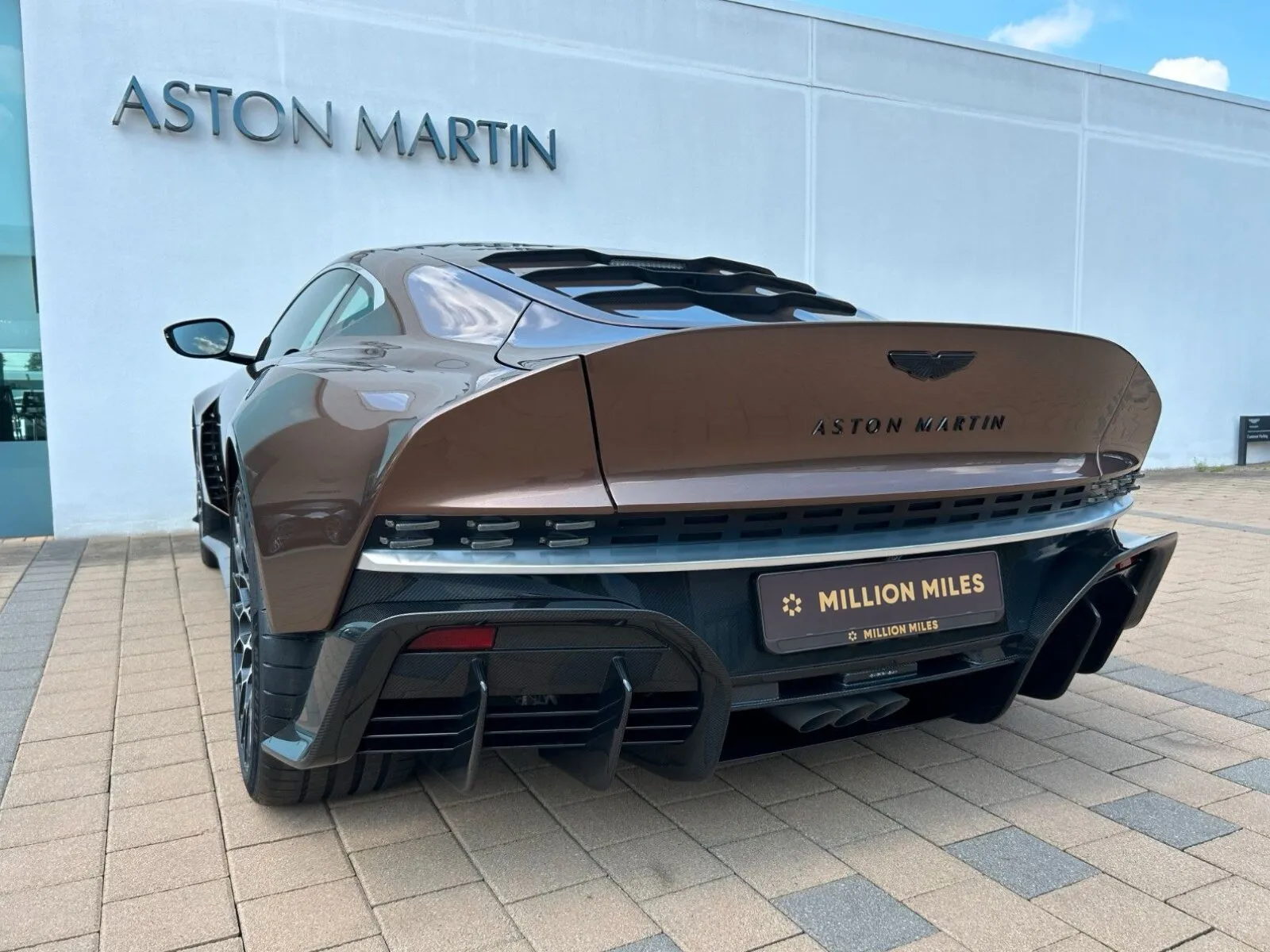 Aston Martin Valour, I 2024 фото 8