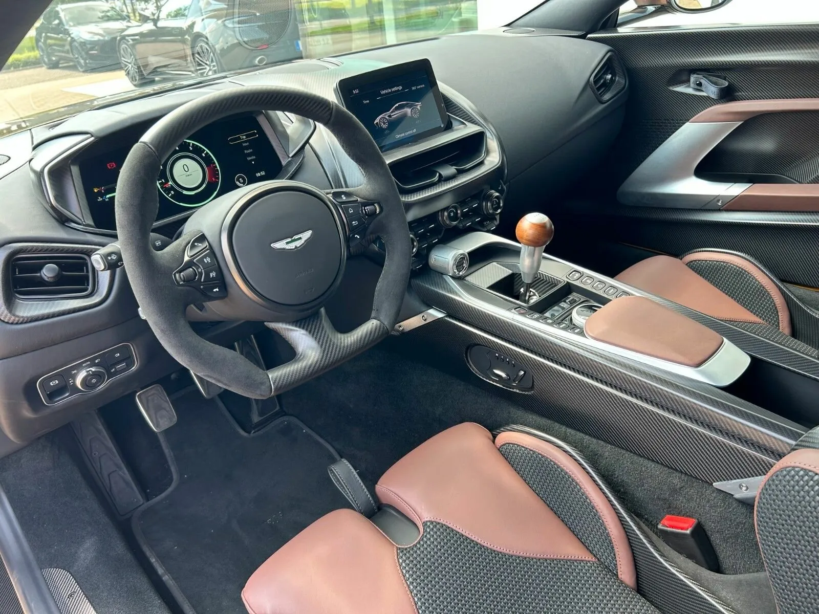 Aston Martin Valour, I 2024 фото 9