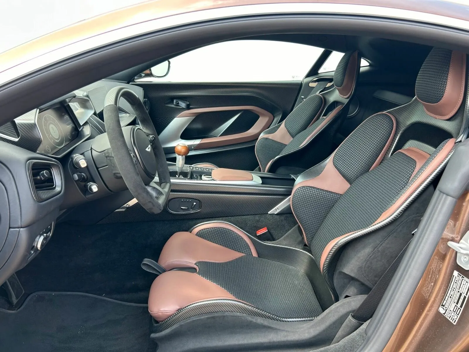 Aston Martin Valour, I 2024 фото 10