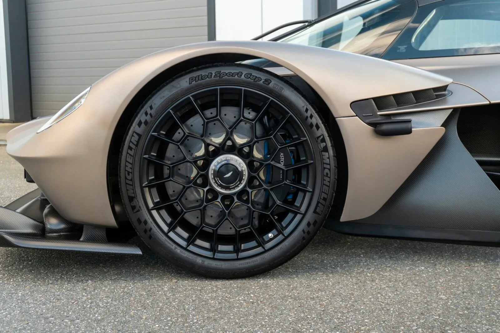 Aston Martin Valkyrie, I 2023 фото 2