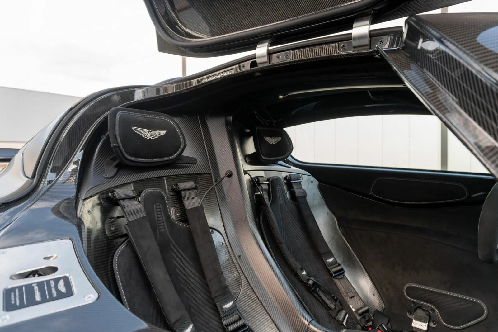 Aston Martin Valkyrie, I 2023 фото 5