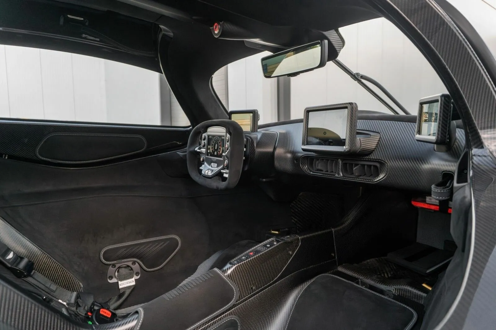 Aston Martin Valkyrie, I 2023 фото 6