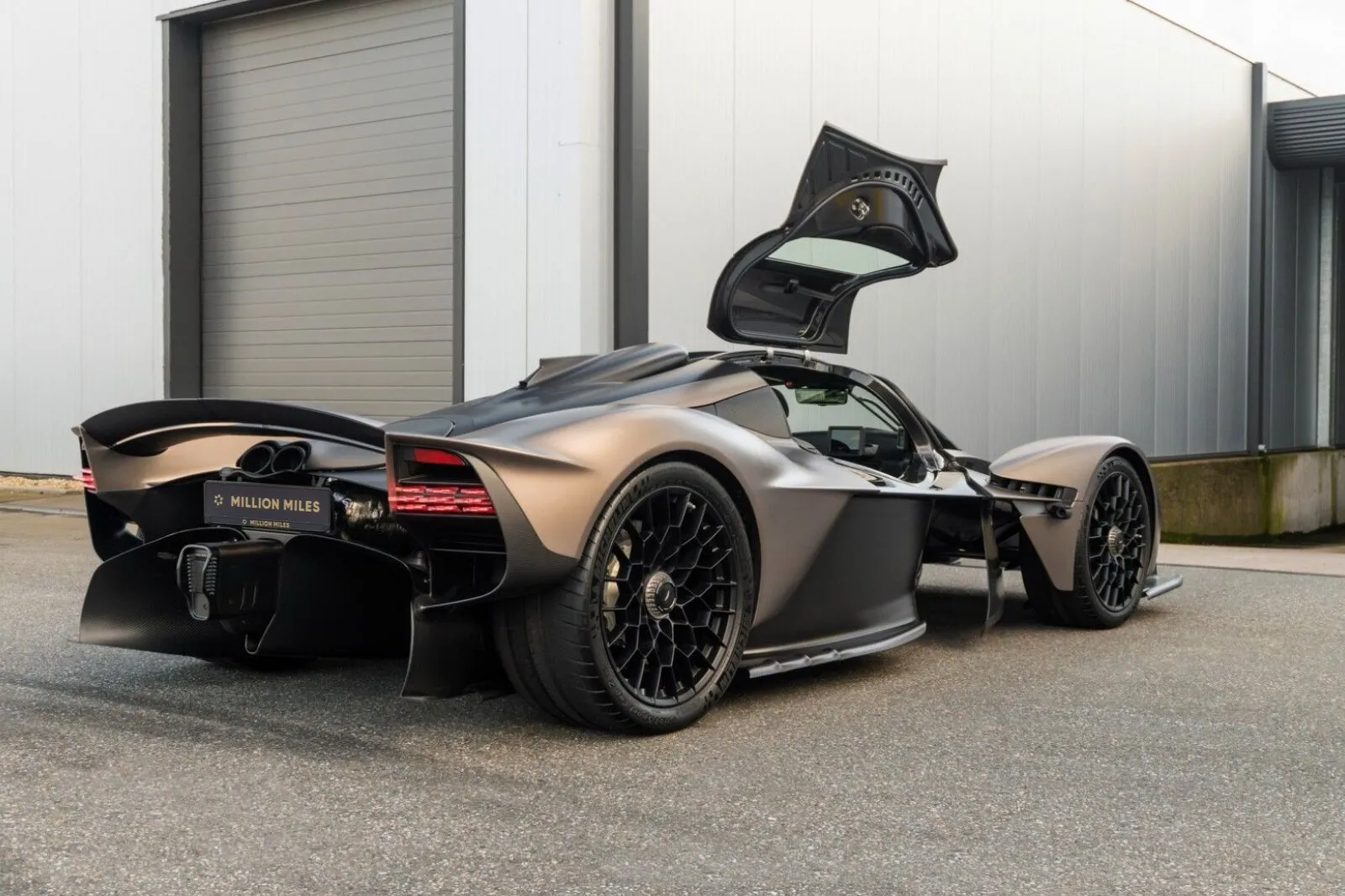 Aston Martin Valkyrie, I 2023 фото 7