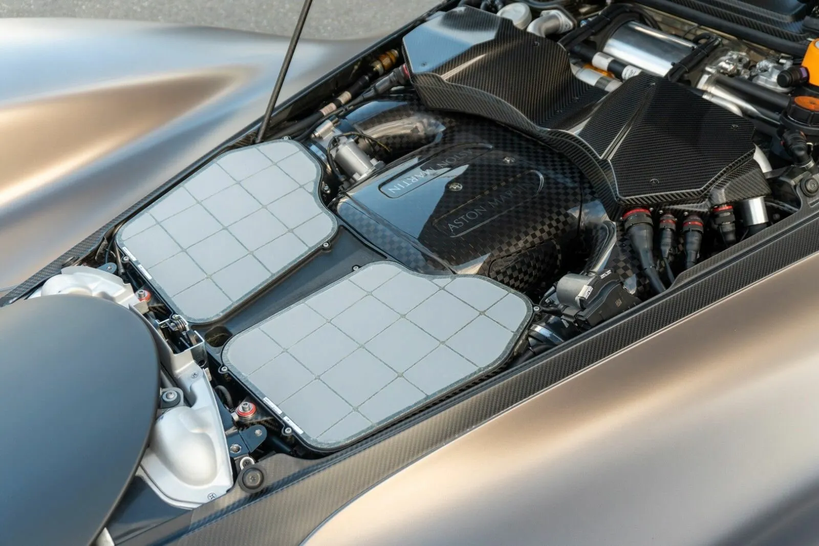 Aston Martin Valkyrie, I 2023 фото 8