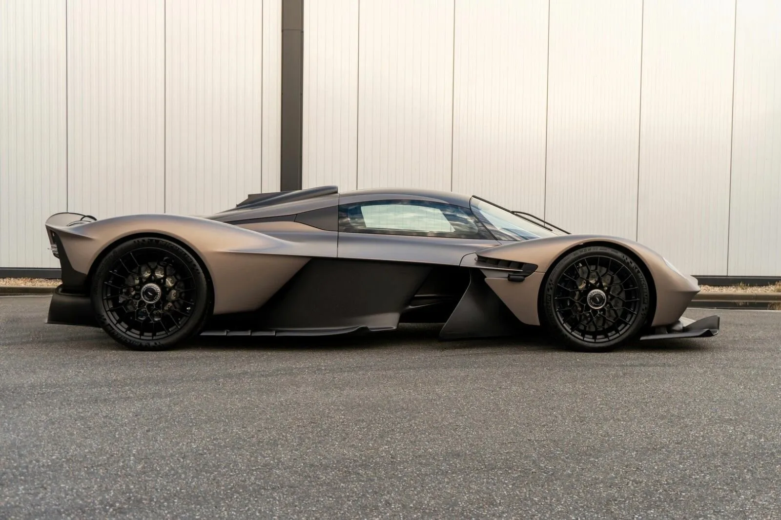 Aston Martin Valkyrie, I 2023 фото 10