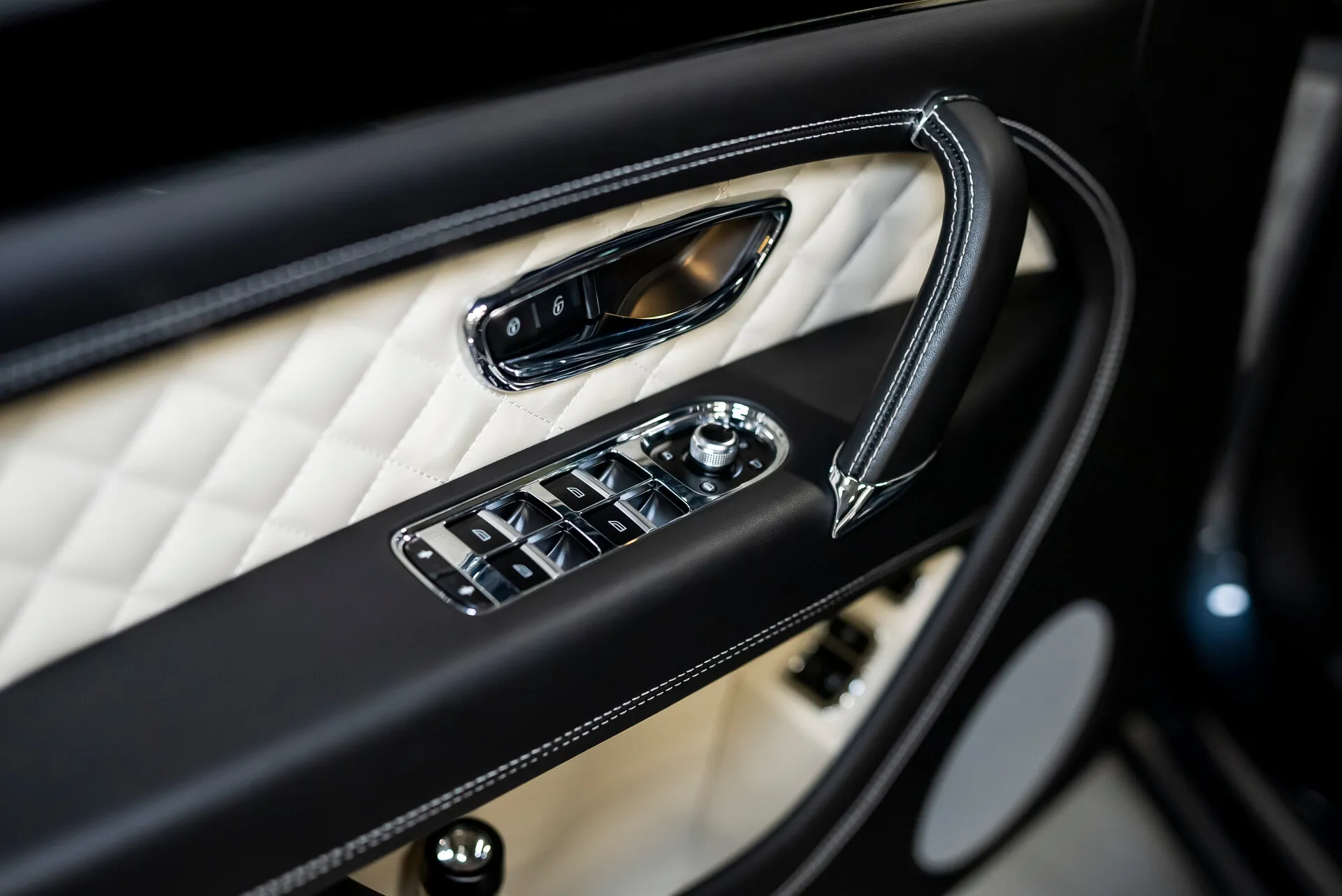 Bentley Bentayga, I 2020 фото 10