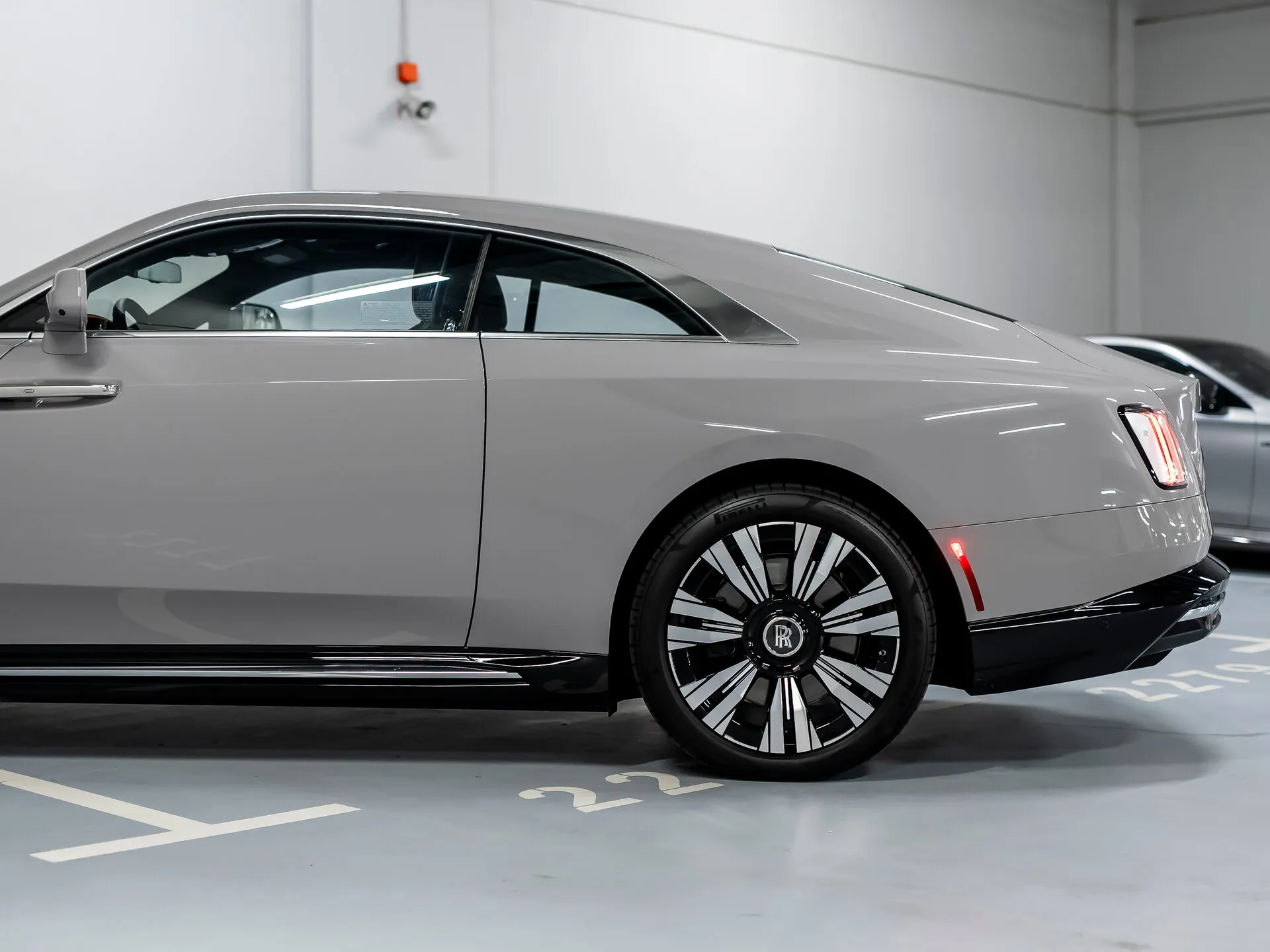 Rolls-Royce Spectre, I 2024 фото 8