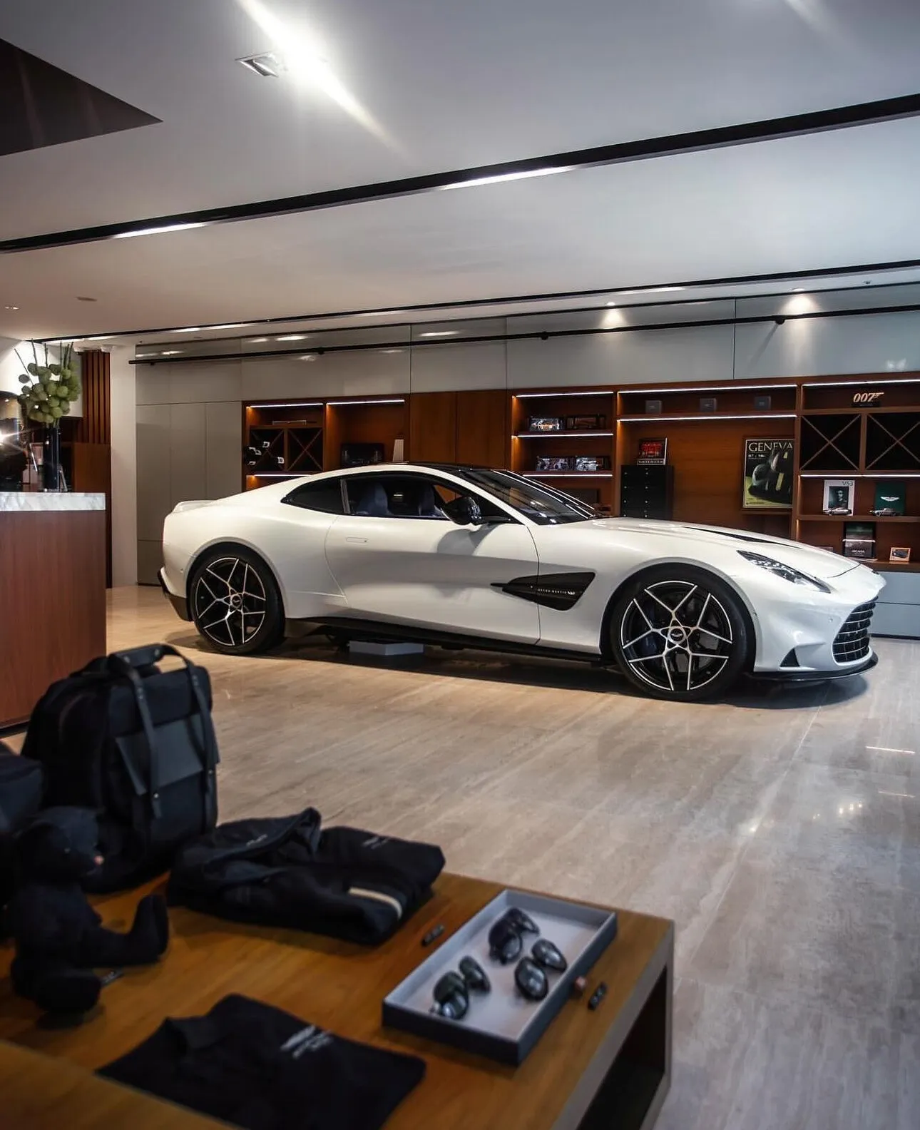 Aston Martin Vanquish, Iii 2025 фото 2