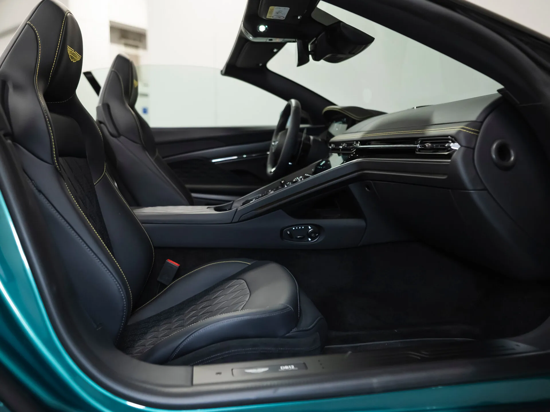Aston Martin DB12, I 2025 фото 6