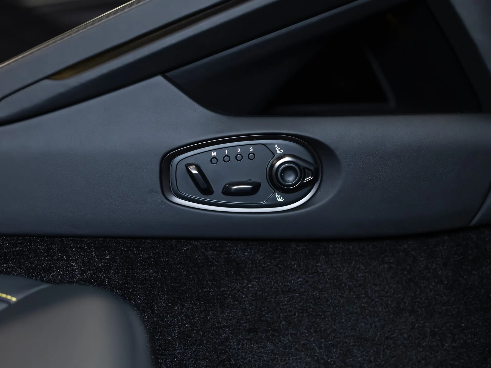 Aston Martin DB12, I 2025 фото 8