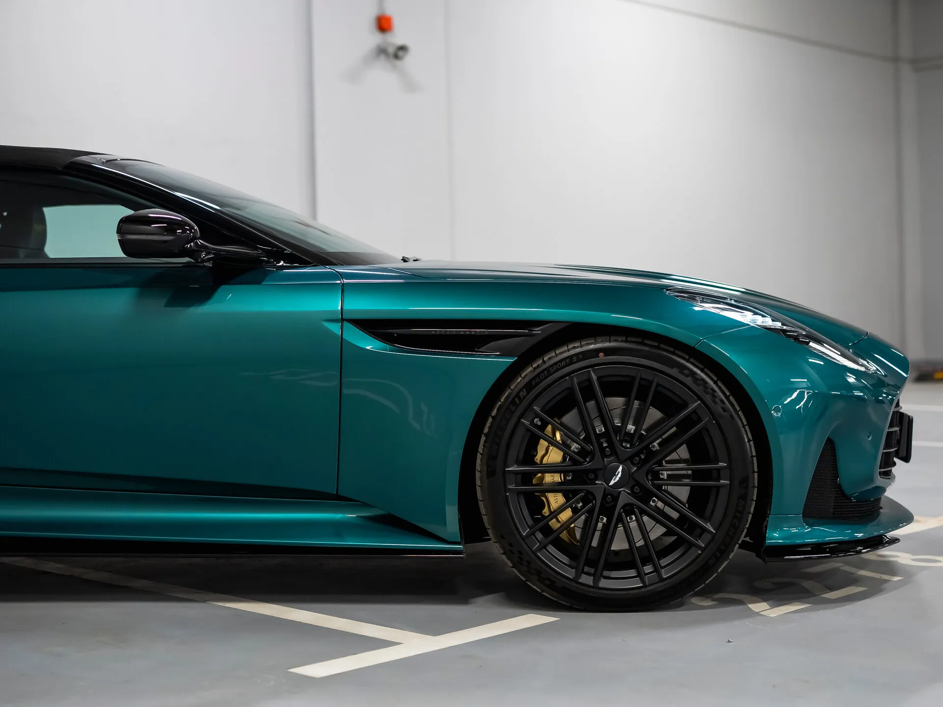 Aston Martin DB12, I 2025 фото 10