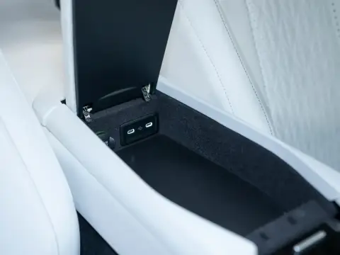 Aston Martin DB12, I 2024 — миниатюра 5