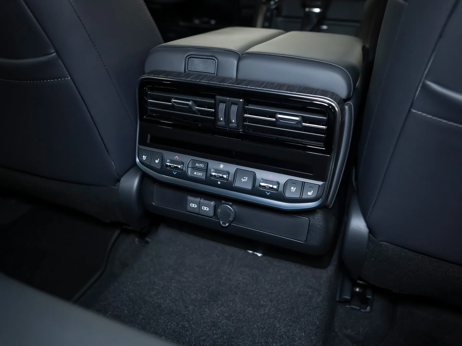 Toyota Land Cruiser, 300 Series 2024 фото 2