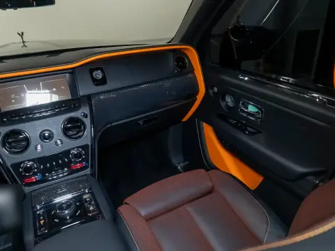 Rolls-Royce Cullinan Black Badge, I 2024 — миниатюра 9
