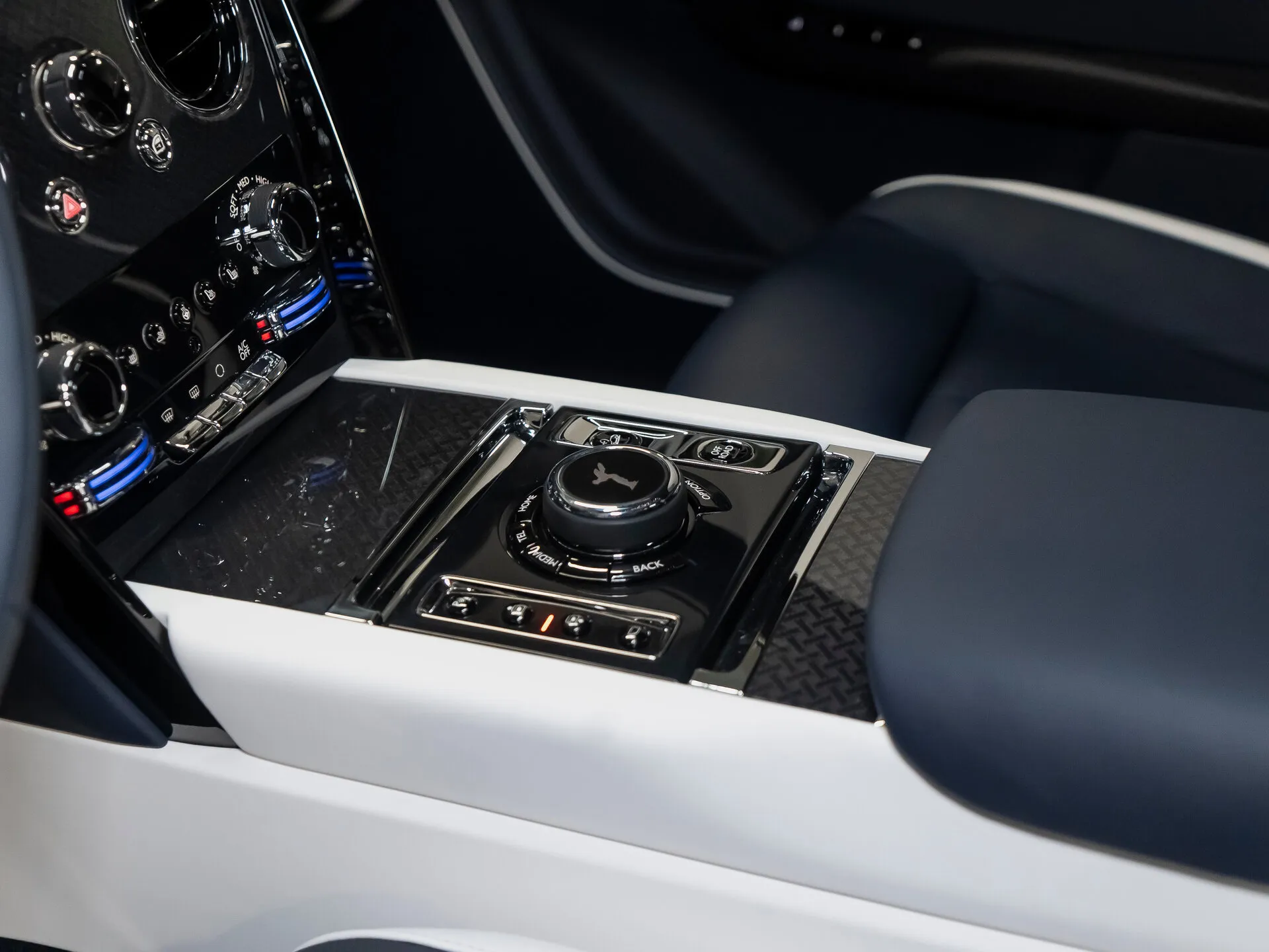 Rolls-Royce Cullinan Black Badge, I Рестайлинг 2025 фото 2