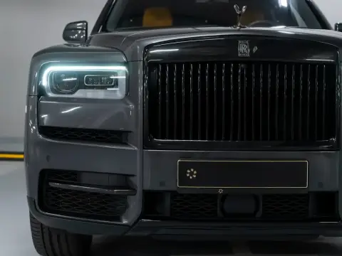 Rolls-Royce Cullinan Black Badge, I 2021 — миниатюра 1