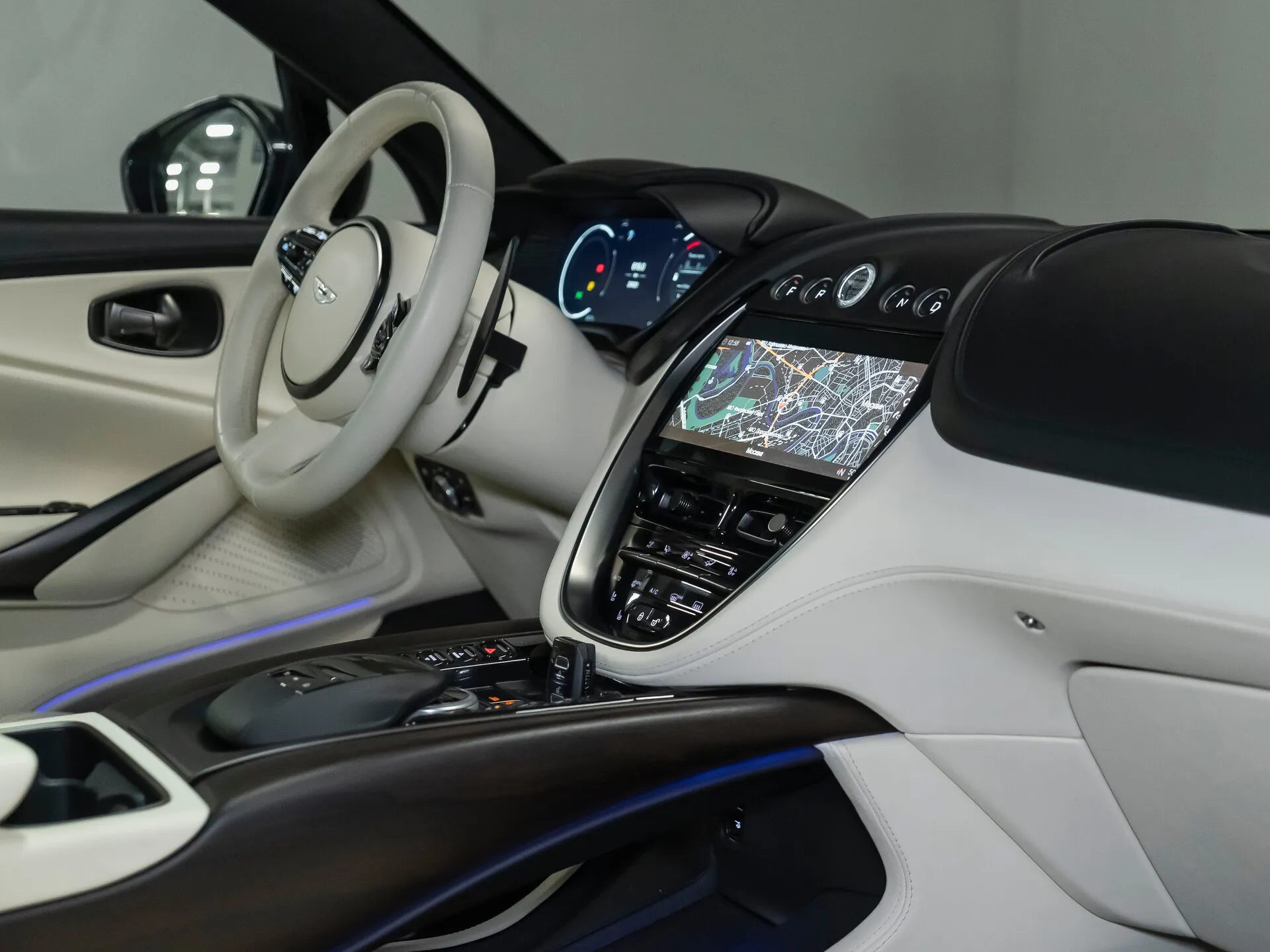 Aston Martin DBX, I 2021