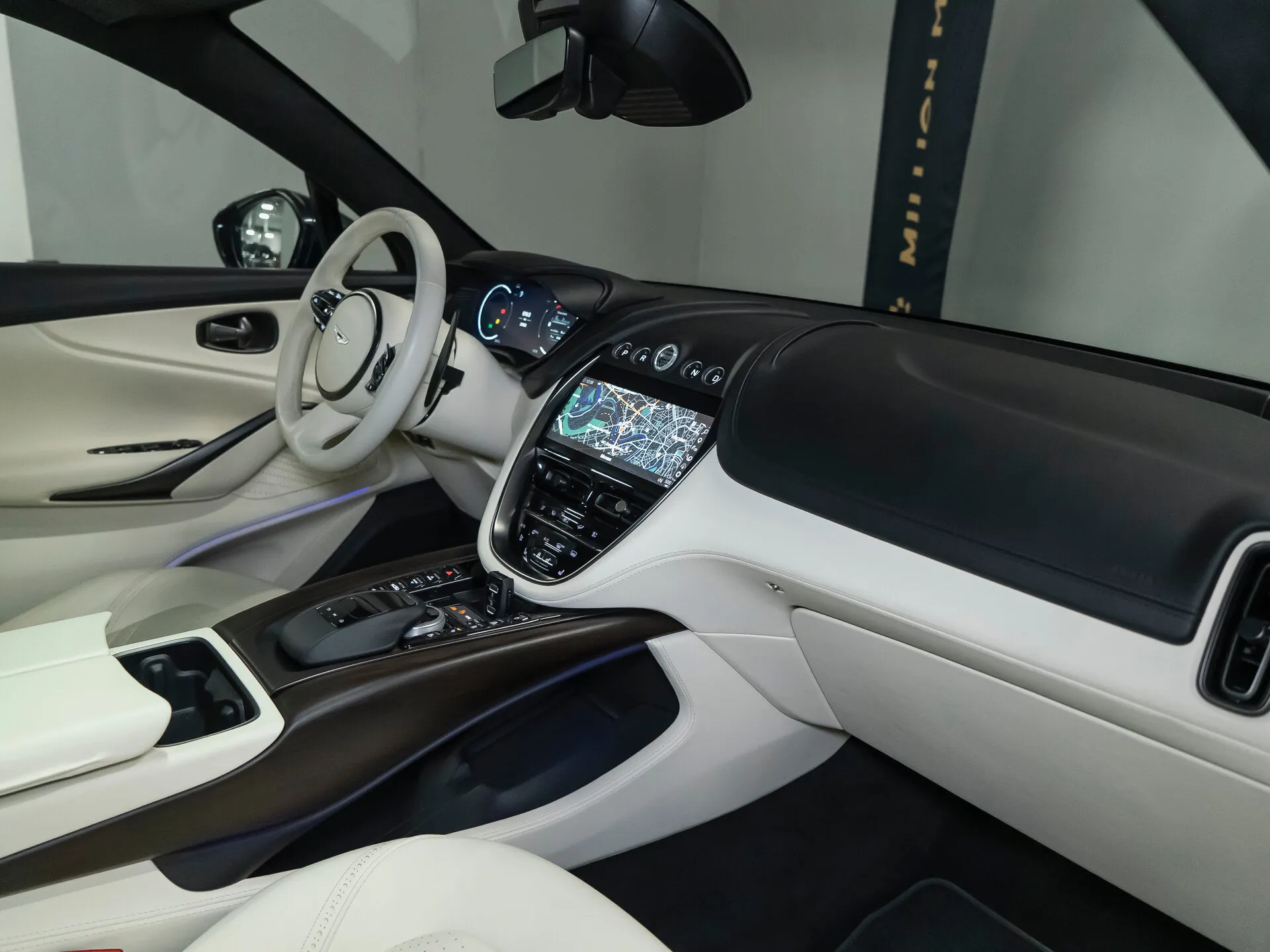 Aston Martin DBX, I 2021 фото 3