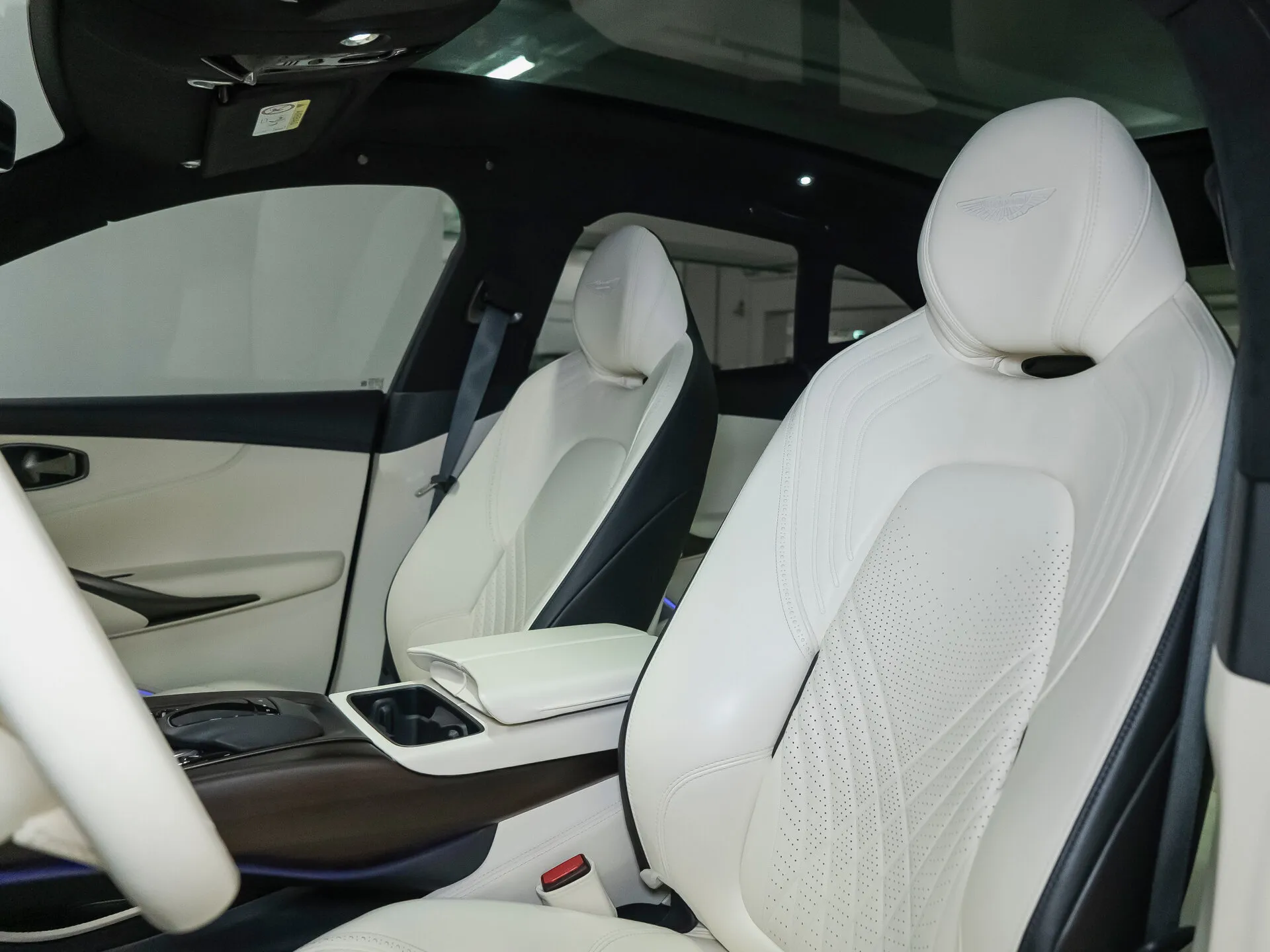 Aston Martin DBX, I 2021 фото 4